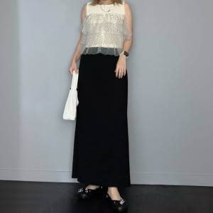 【2026年8月】こう着ると、大人可愛い……。真夏の黒スカートコーデ5選