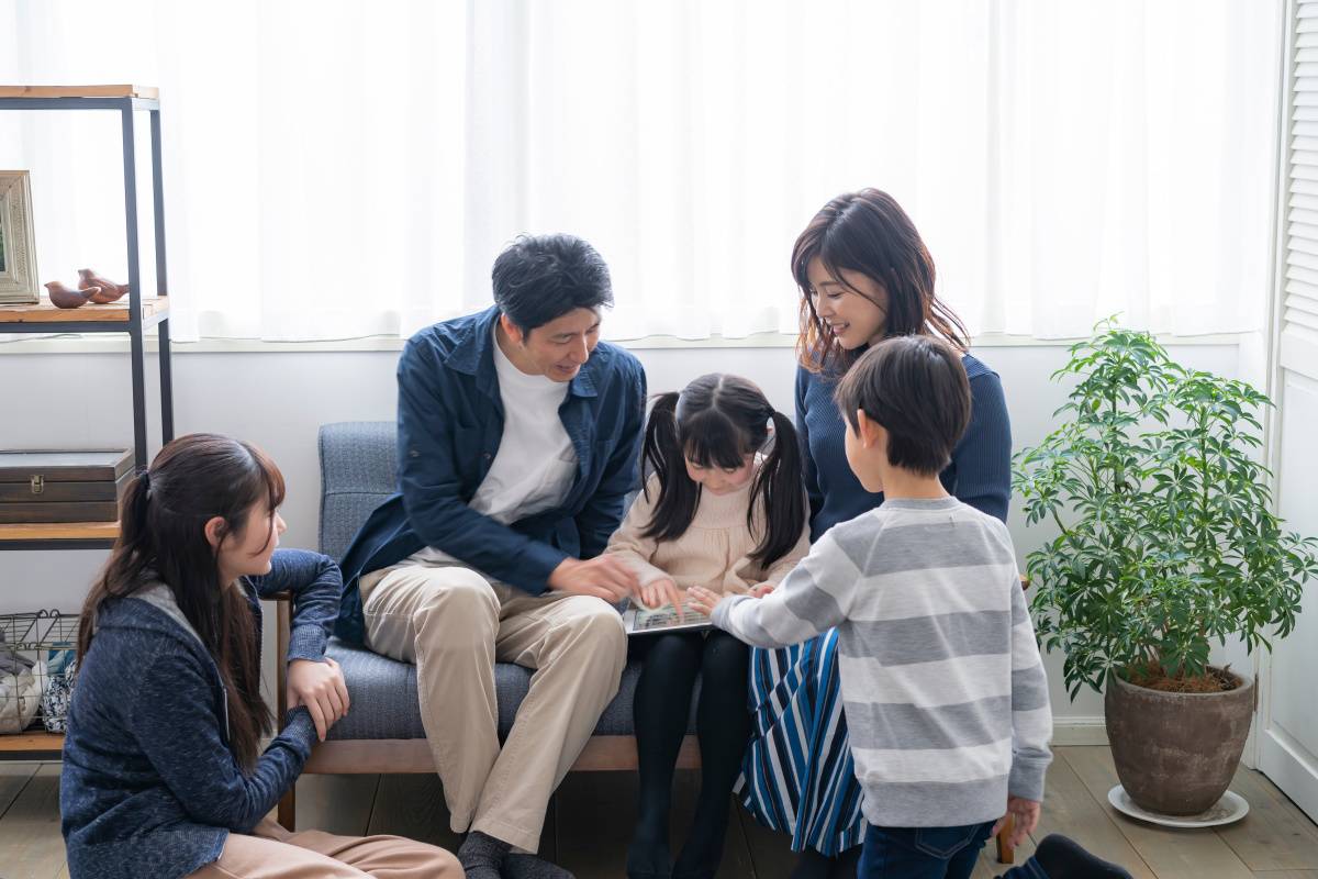 話す人