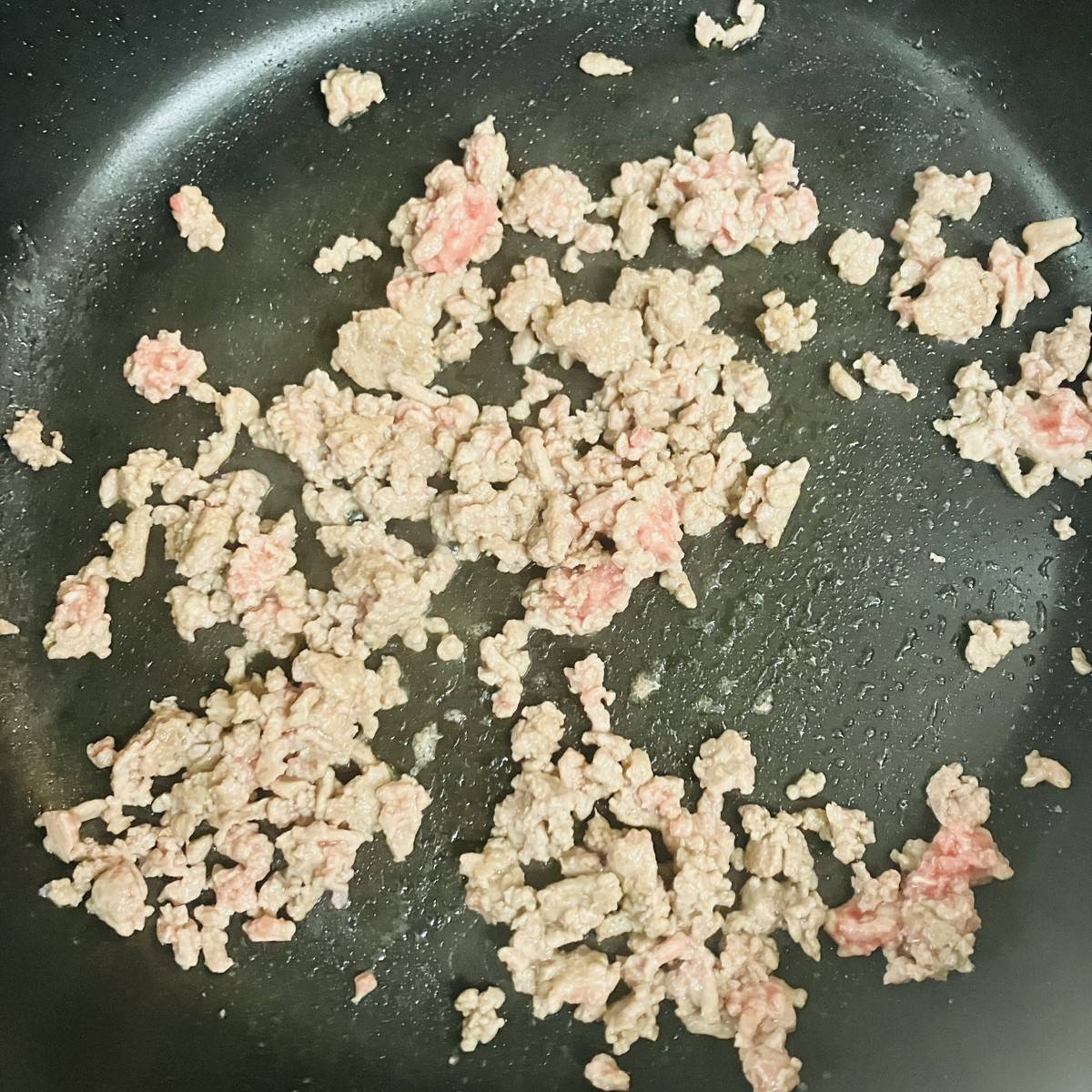 くらこん公式の「豚とさつまいもの塩こんぶバター炒め」のレシピ