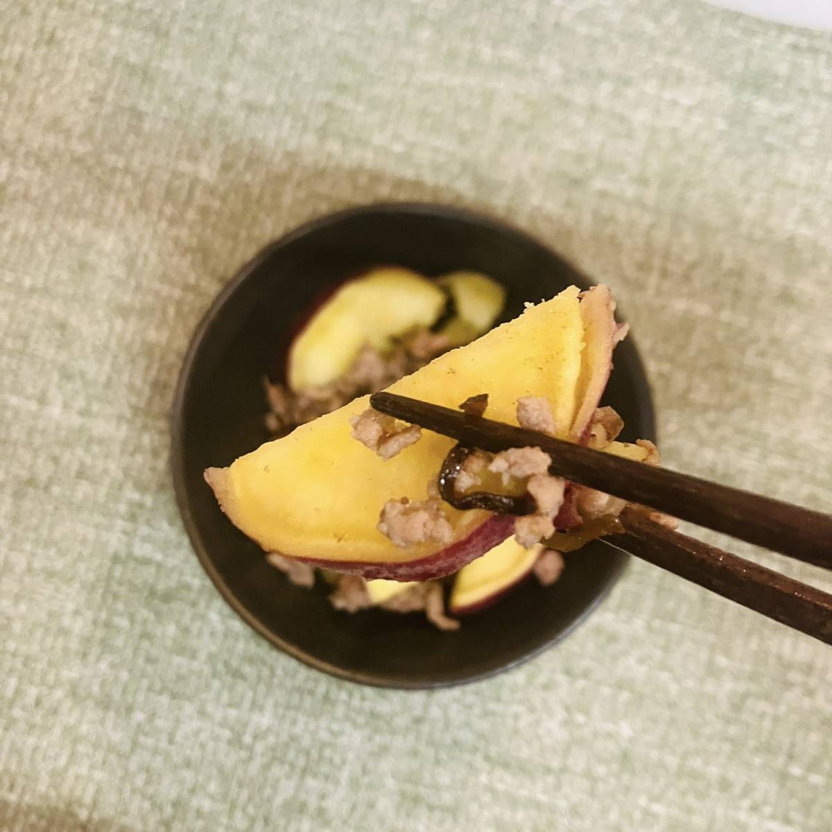 くらこん公式の「豚とさつまいもの塩こんぶバター炒め」のレシピ