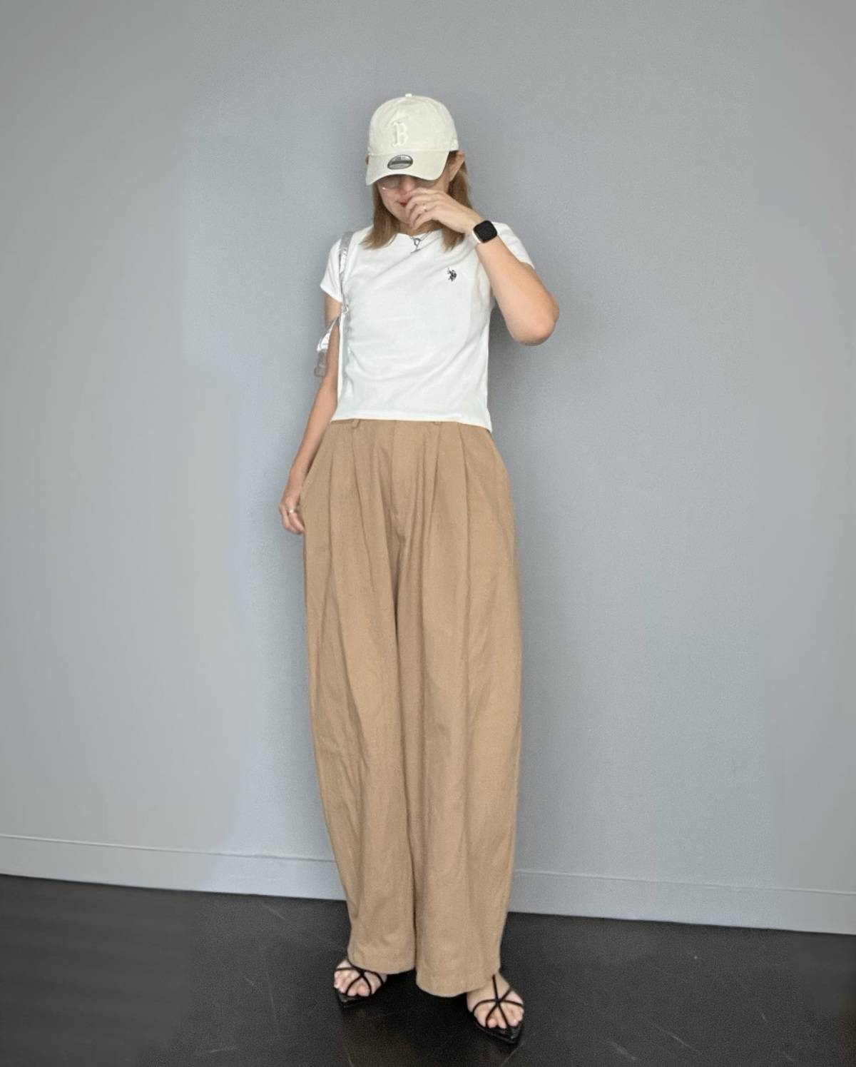 白×ベージュの淡色コーデ