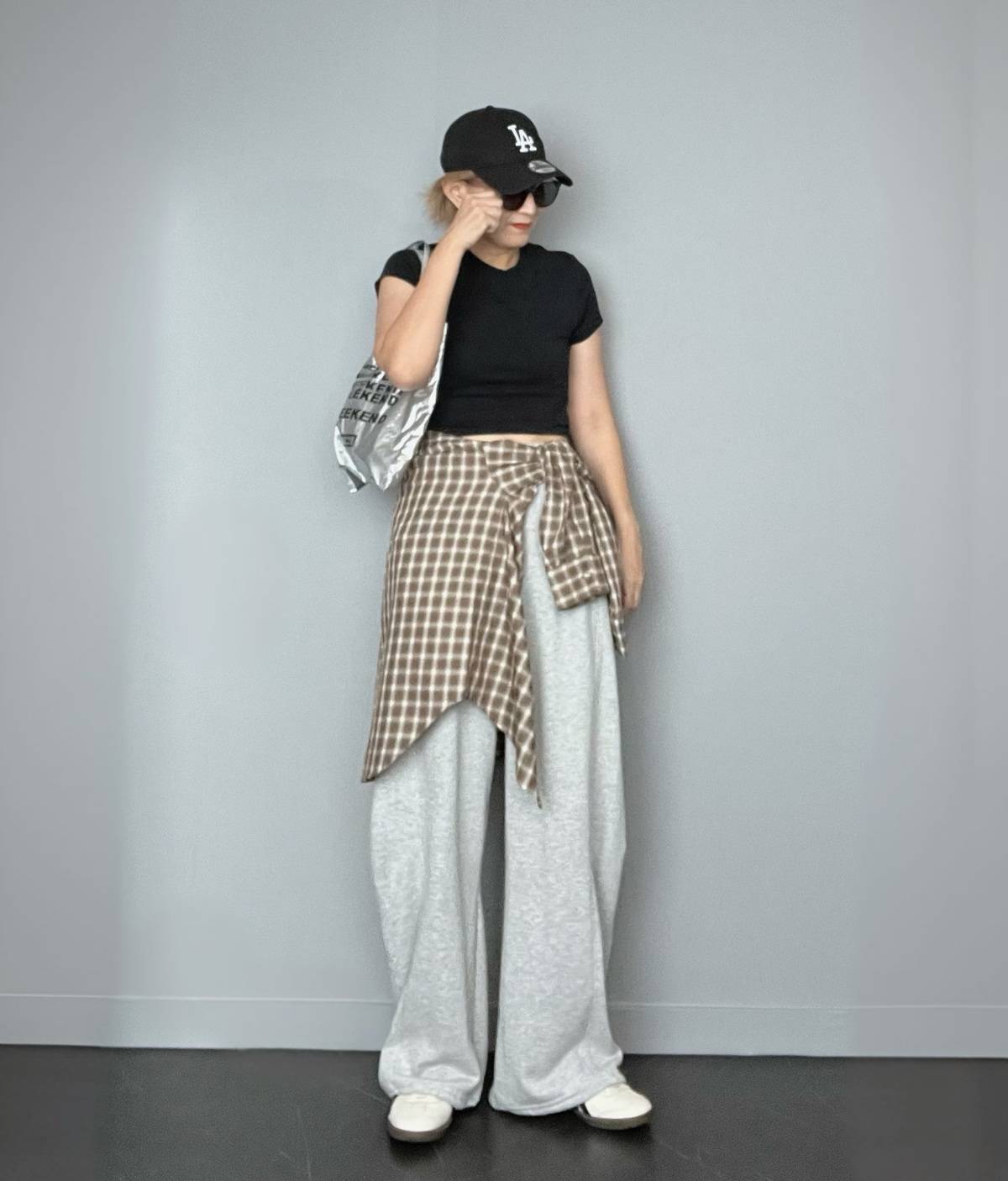 チェック柄シャツを腰巻きする！