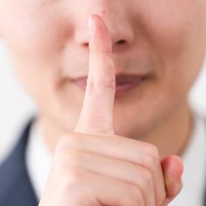  人差し指を立てる人 