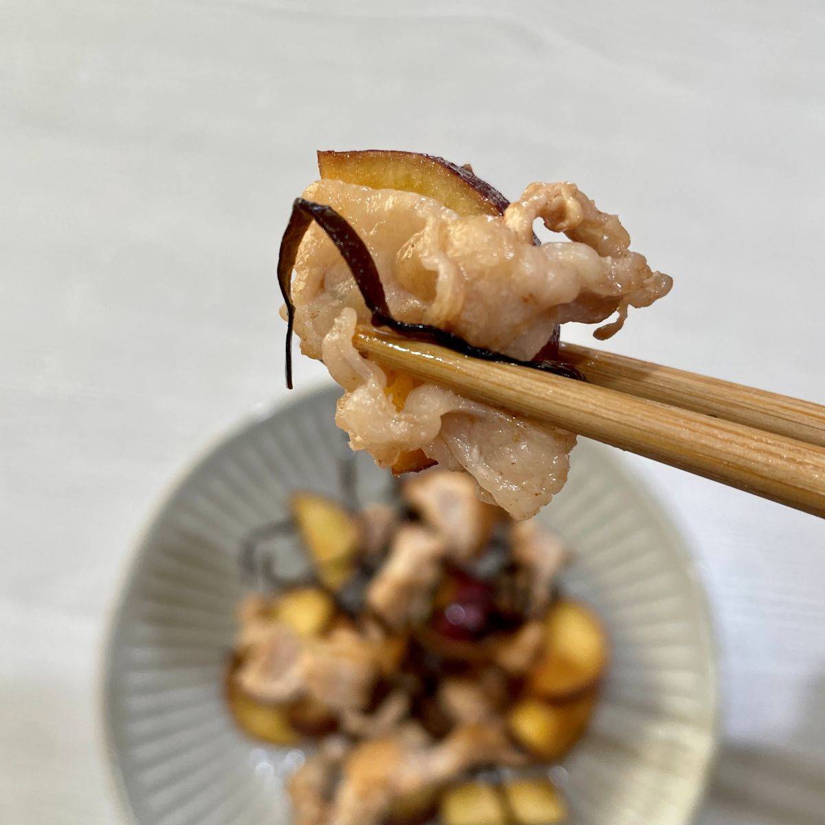 くらこん公式の「豚とさつまいもの塩こんぶバター炒め」のレシピ