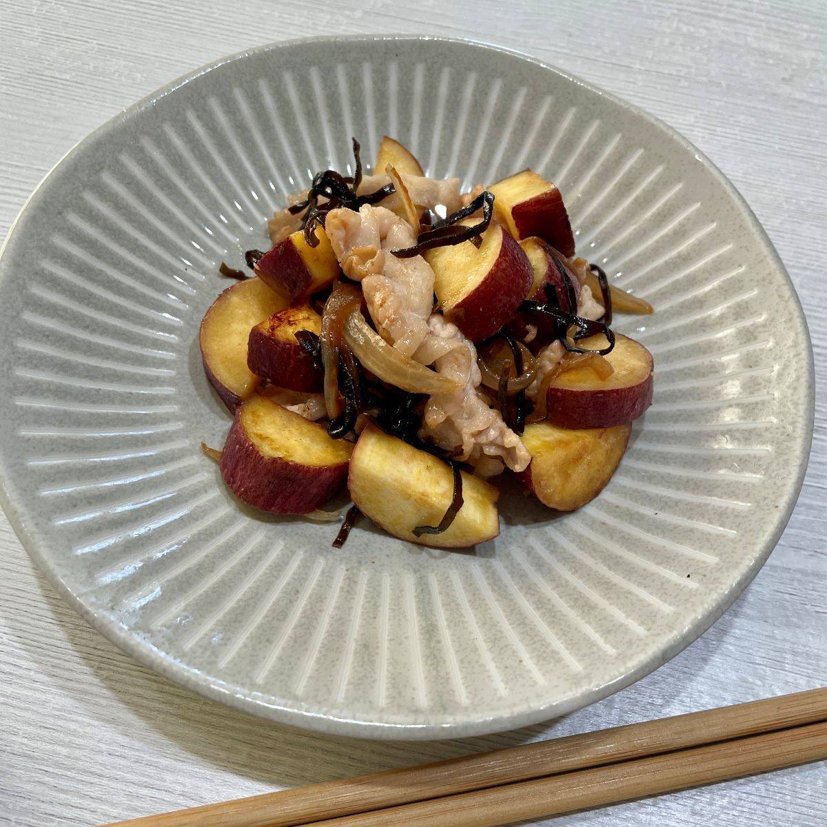 くらこん公式の「豚とさつまいもの塩こんぶバター炒め」のレシピ