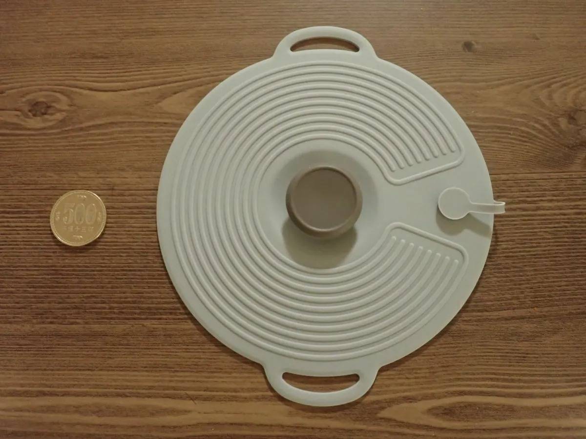 DAISO(ダイソー)：シリコーン鍋蓋(約15cm)