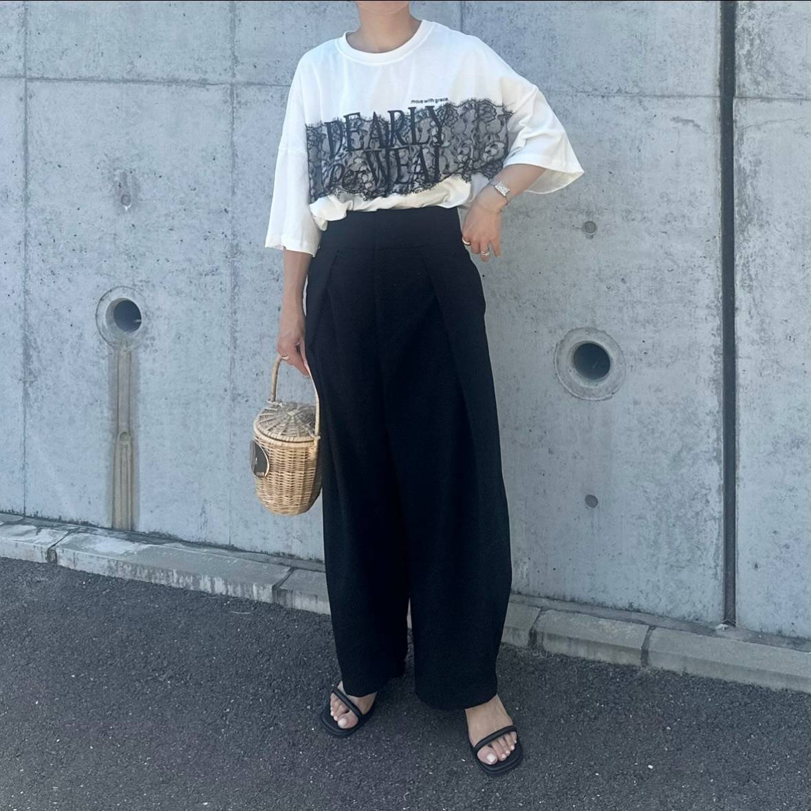 レースデザインのTシャツを合わせる