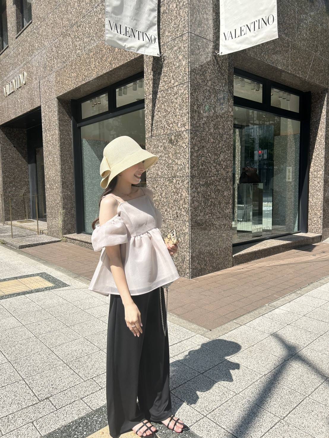 白のトップスを主役にした涼しげなモノトーンコーデ