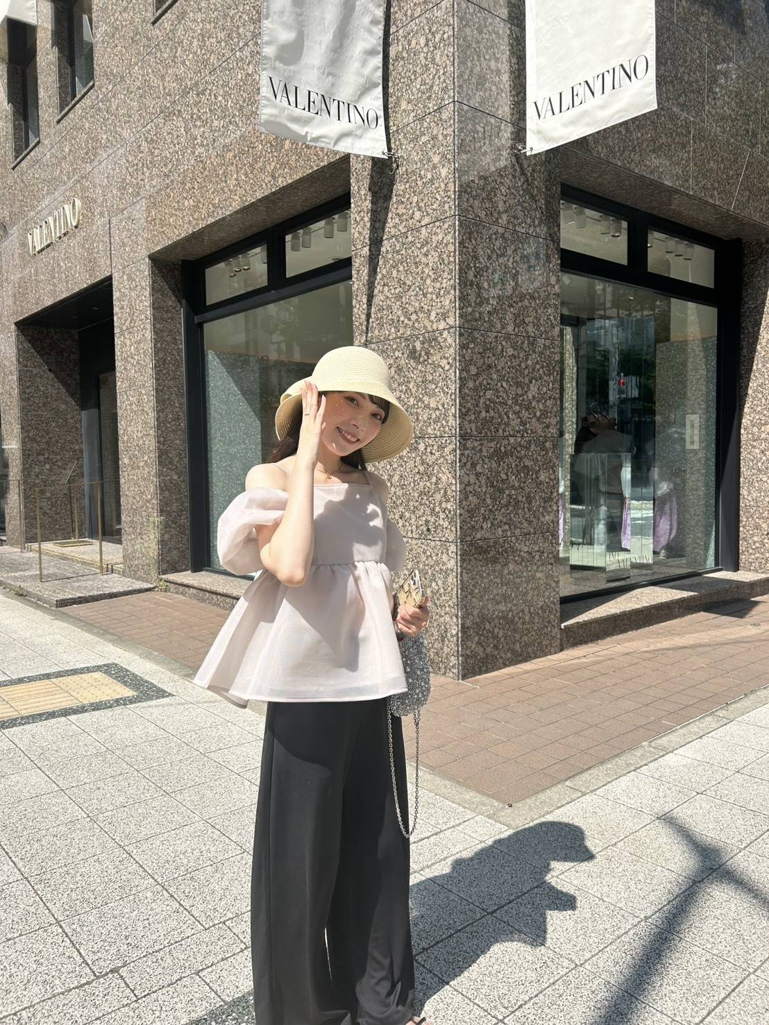 白のトップスを主役にした涼しげなモノトーンコーデ