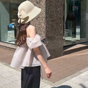 お出かけは“涼しげ＆華やか”に♪小物で夏らしさ満点「大人モノトーンコーデ」
