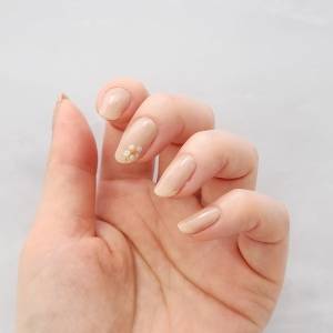 シンプルなのに大人可愛い。不器用さん向け「ワンポイントお花ネイル」のやり方
