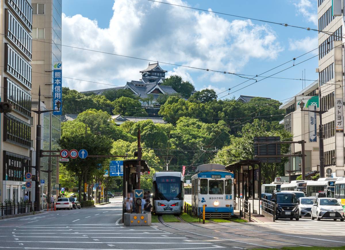 熊本城と市電「通町筋」駅（熊本県熊本市中央区手取本町）