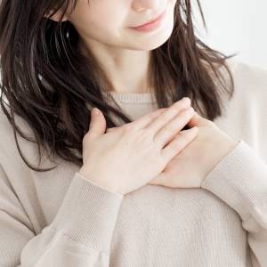  胸に手を当てる人 