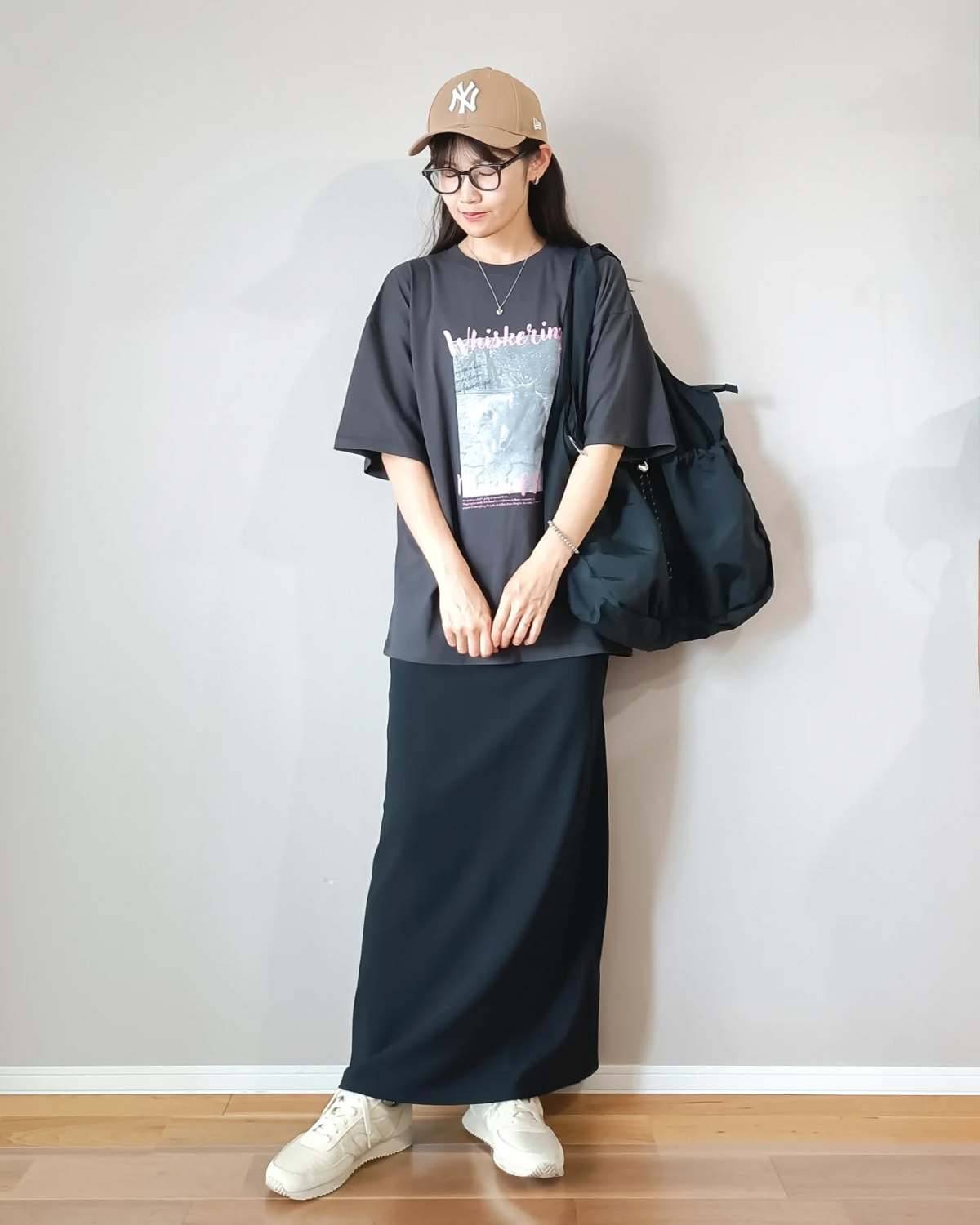 黒ワンピース×グレーTシャツの濃色コーデ