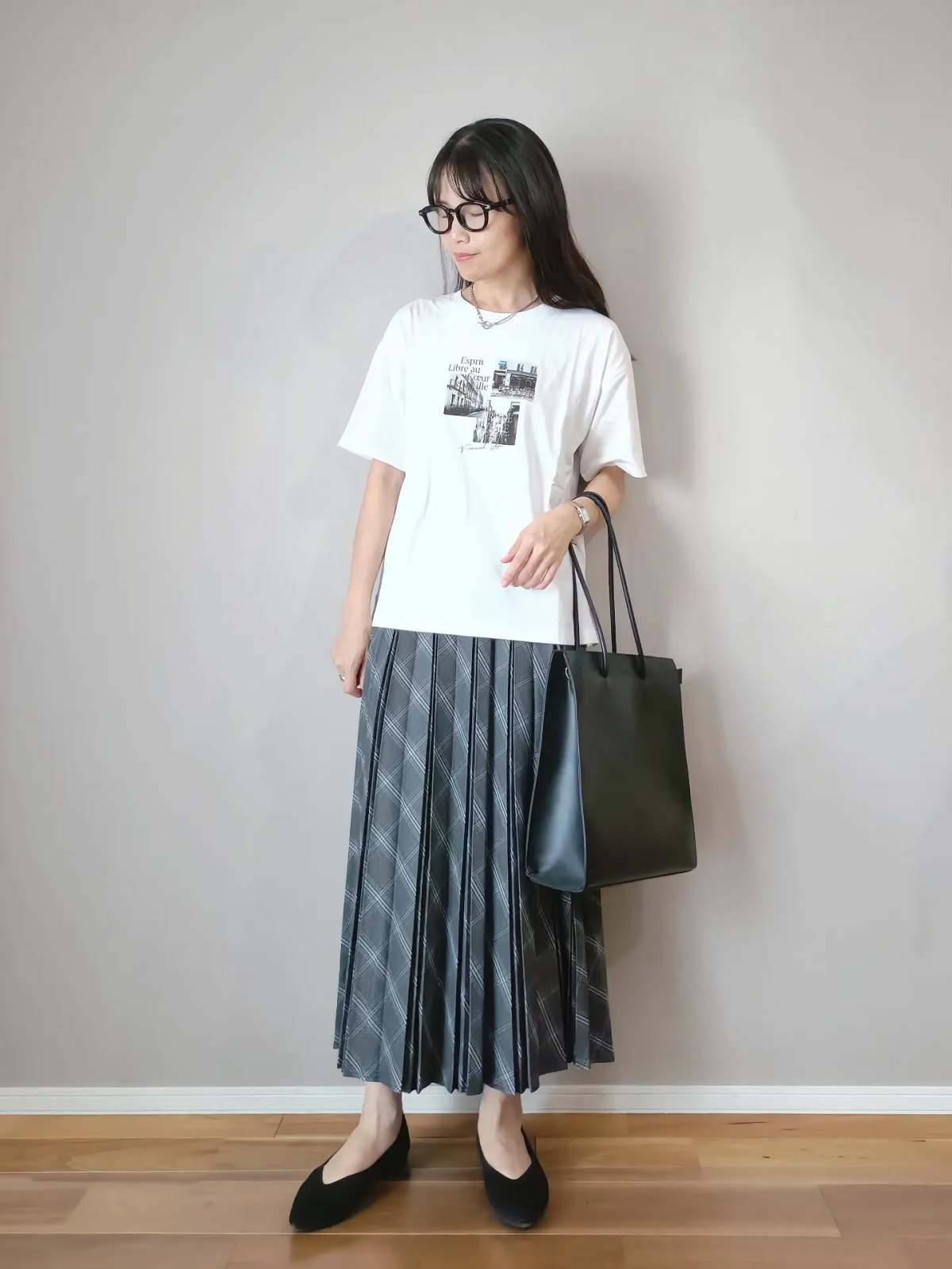 プリントTシャツ×チェック柄スカート