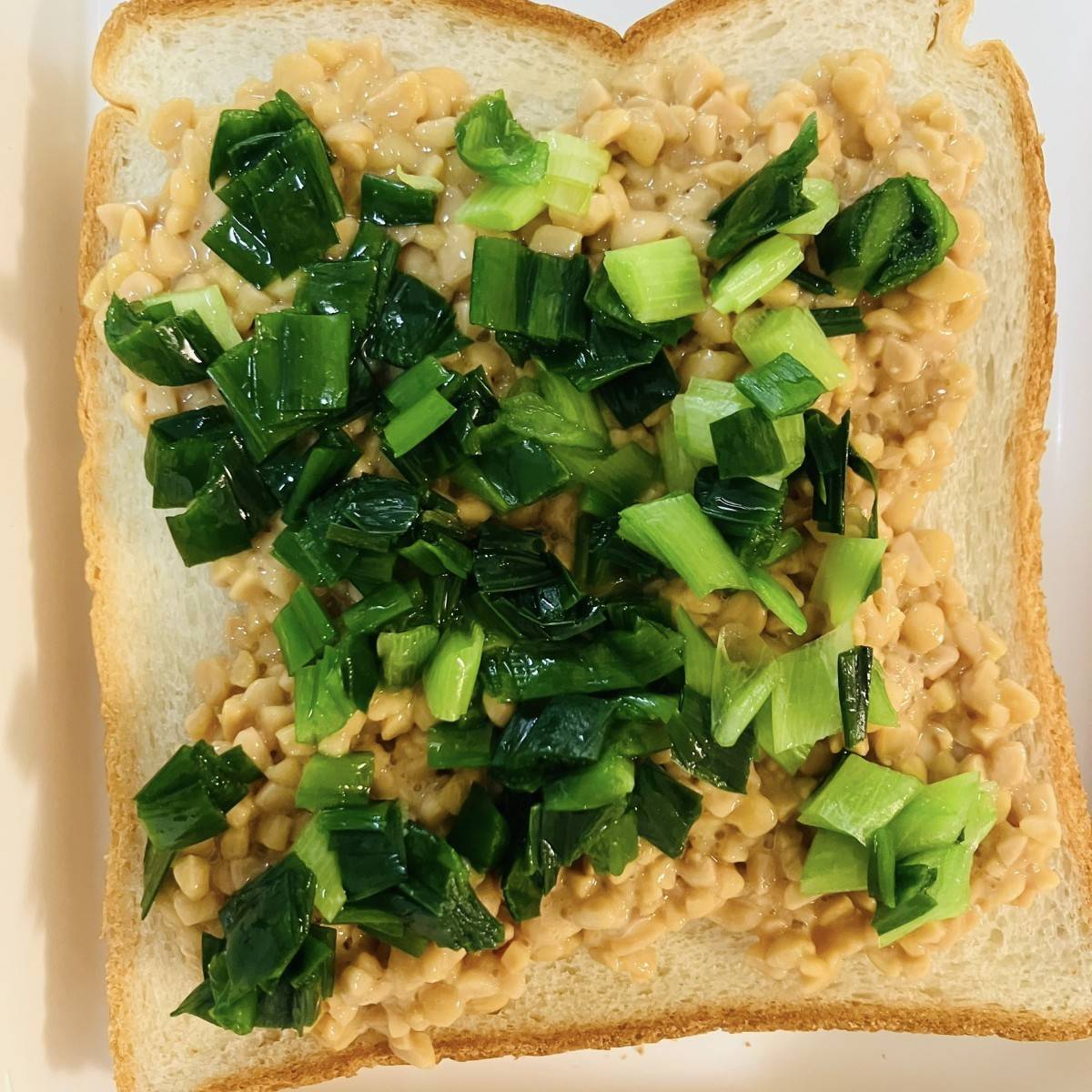 JAグループ公式の「納豆とニラの和風チーズトースト♪」のレシピ