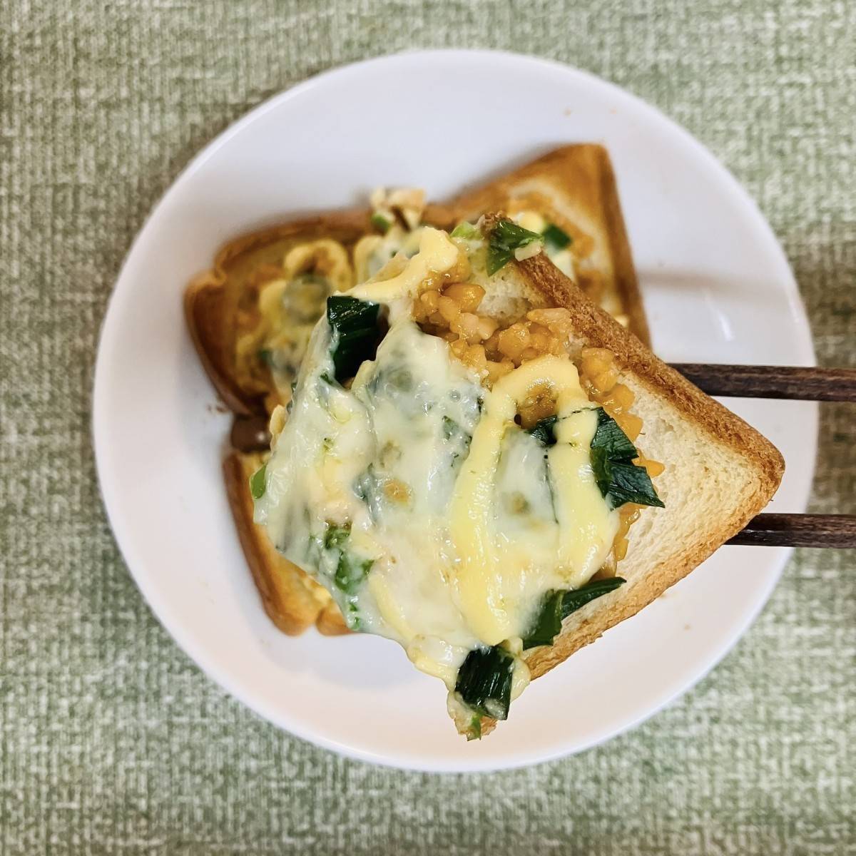 JAグループ公式の「納豆とニラの和風チーズトースト♪」のレシピ
