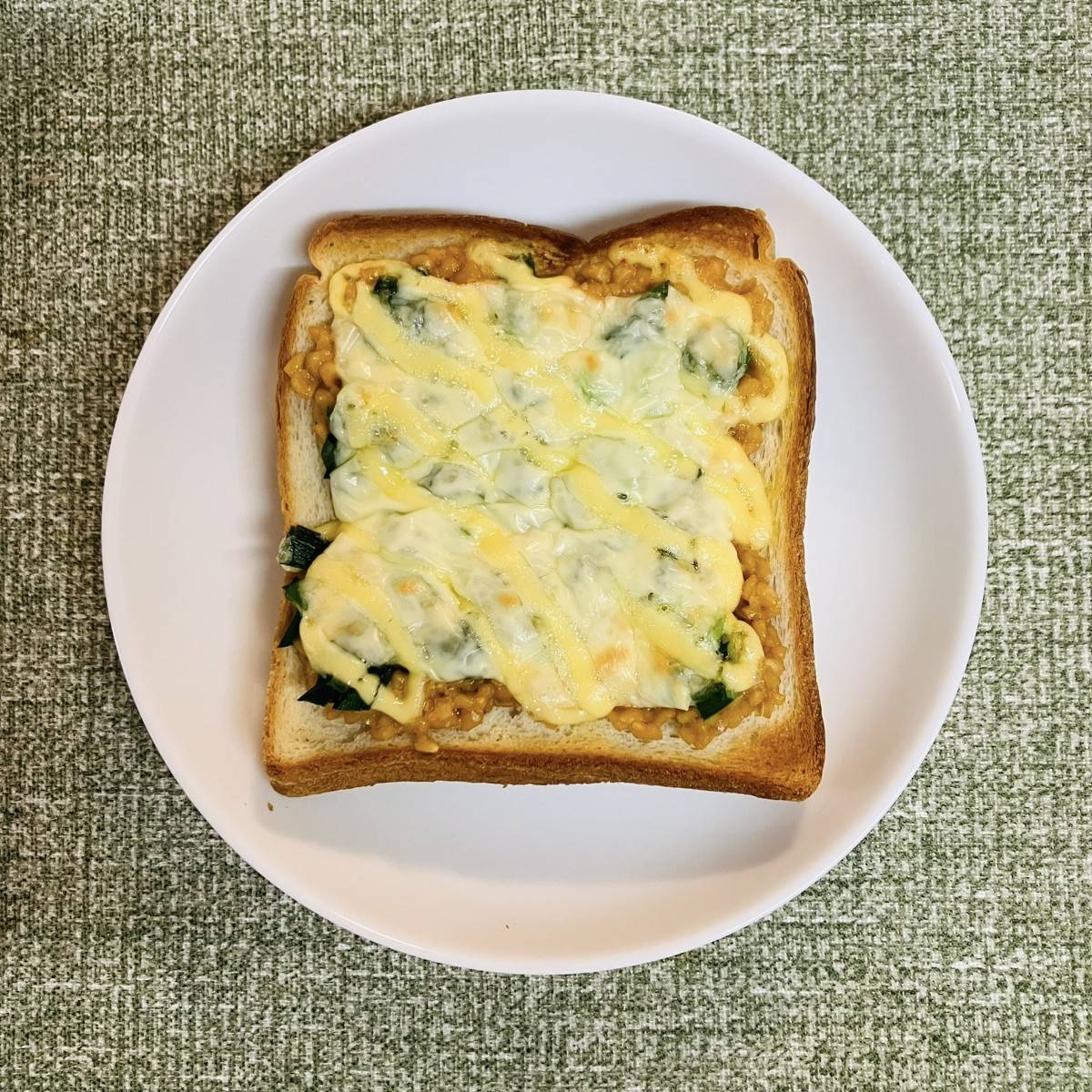 JAグループ公式の「納豆とニラの和風チーズトースト♪」のレシピ