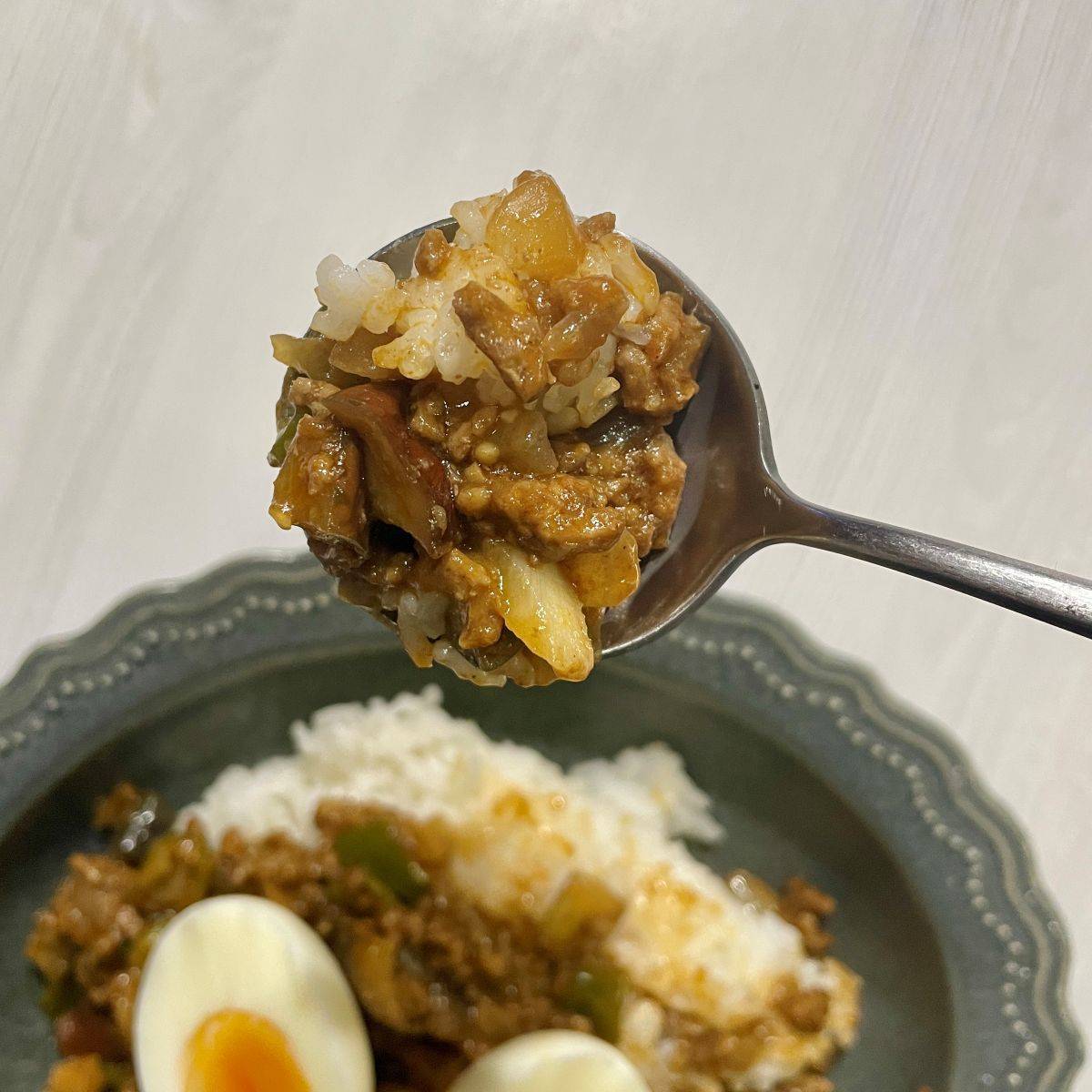 ヤマキ公式の「夏野菜ドライカレー」のレシピ