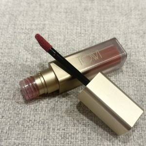 素の唇が美しく色づく。上品で愛らしいツヤ感をつくる「TOWI」のリップティント
