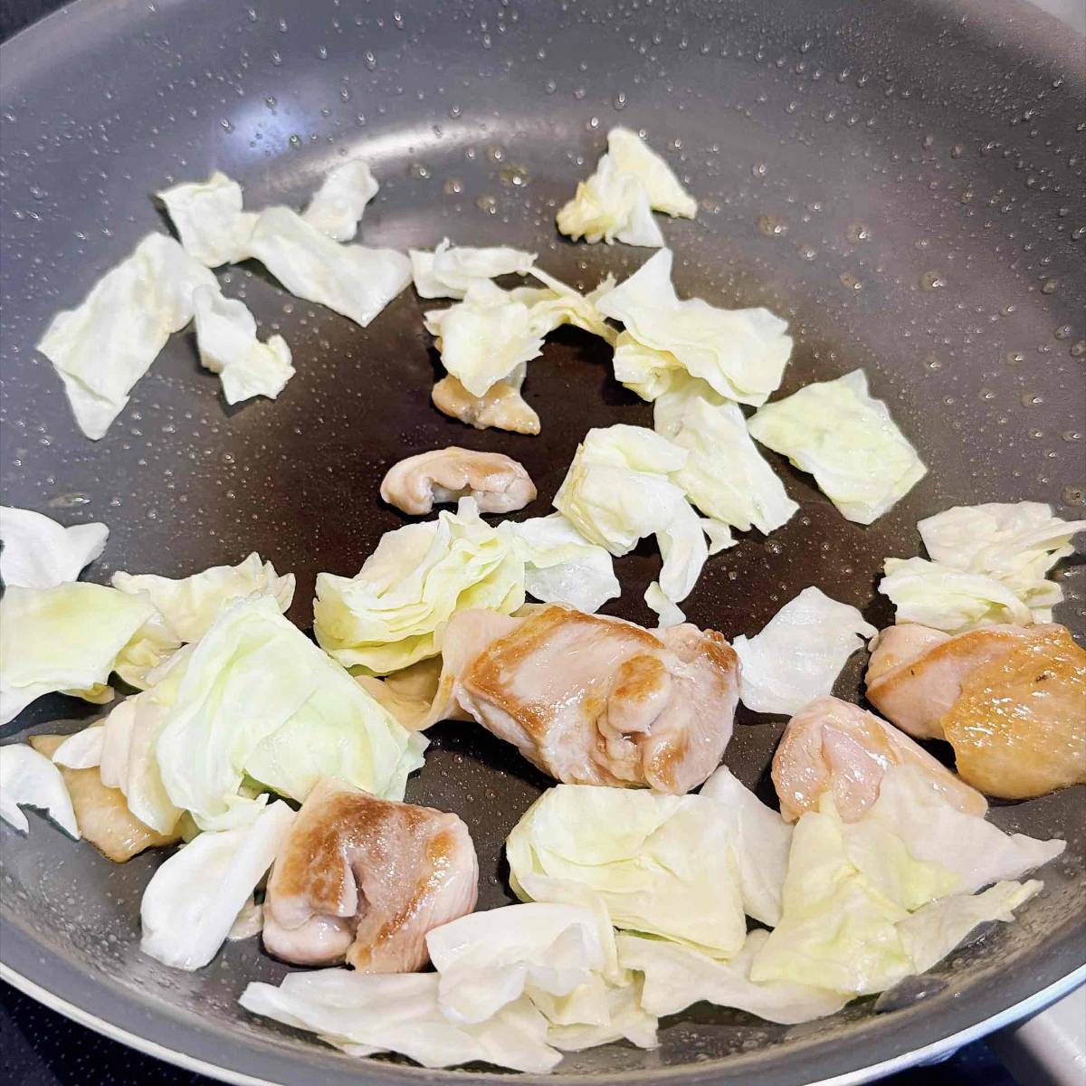JAグループ公式の「❤キャベツと小松菜と鶏もも肉のほんだし炒め❤」のレシピ