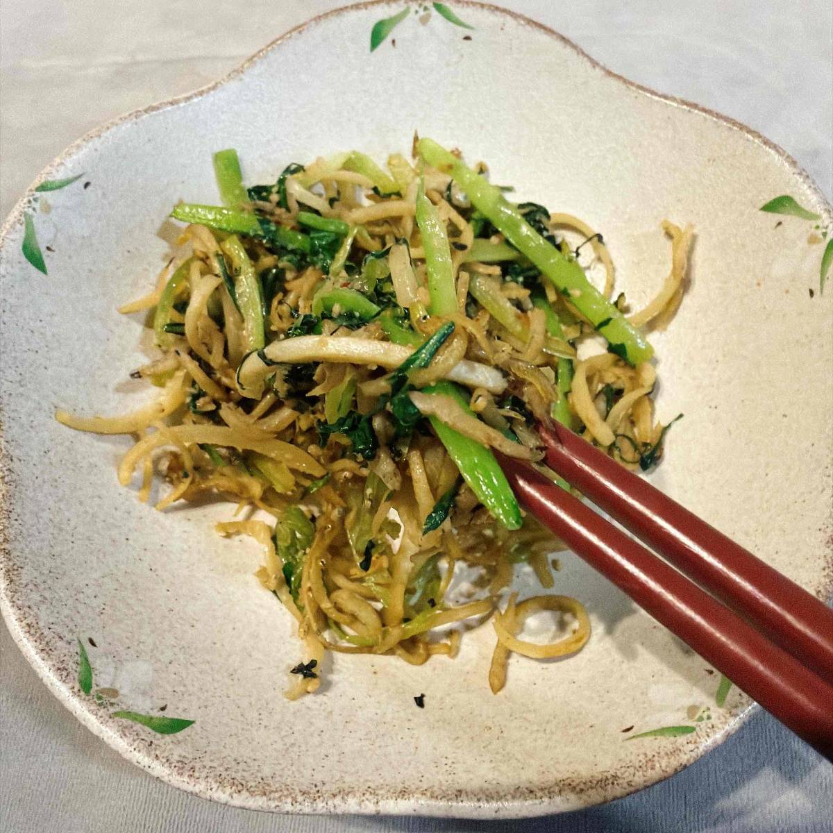 JAグループ公式の「じゃこと大根の皮と小松菜のキンピラ」のレシピ