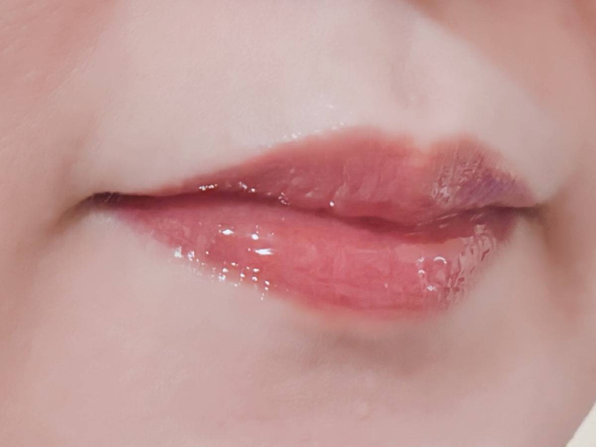 coralhaze コーラルヘイズ デュー ドロップティント 203 バブリー ティントリップ 塗布後 筆者唇