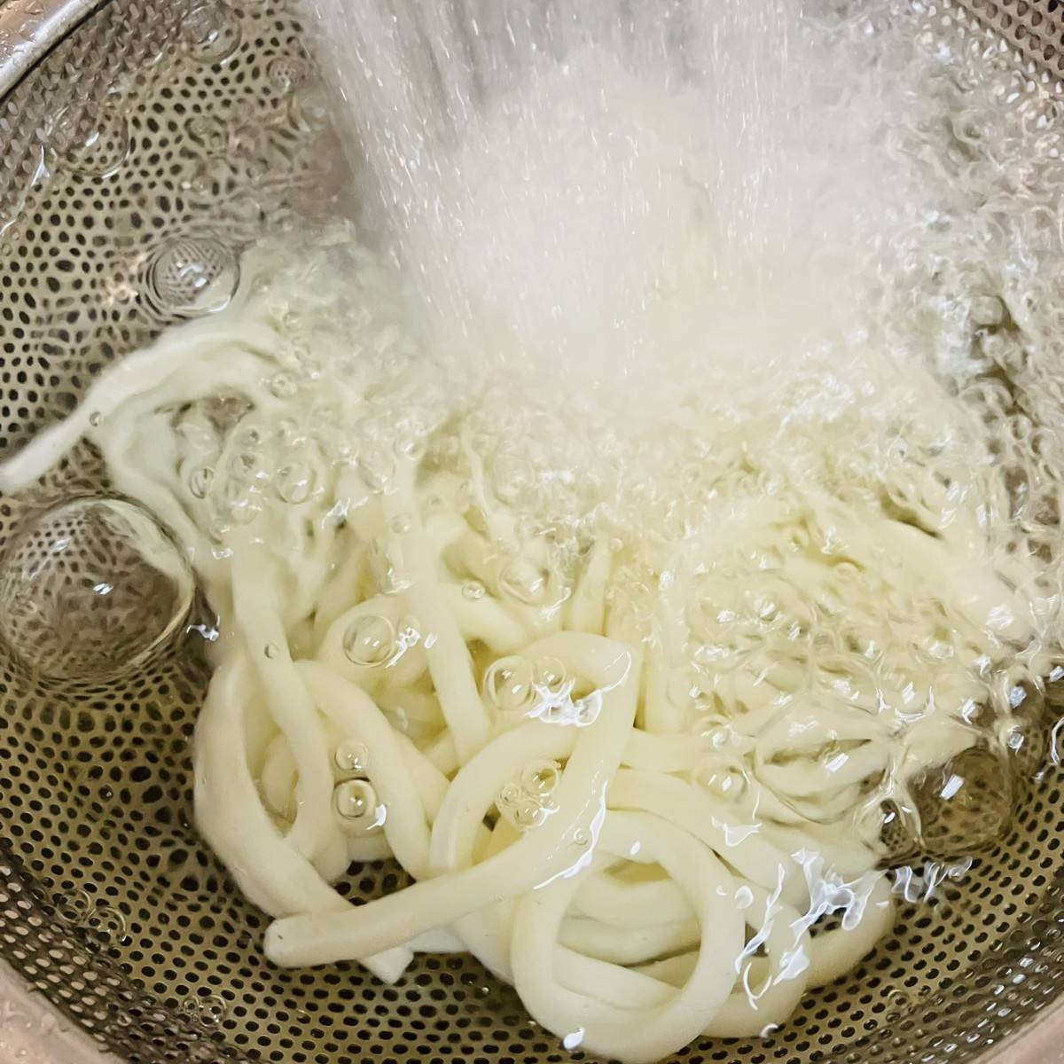 テーブルマーク公式の「じゃこパリパリうどん」のレシピ