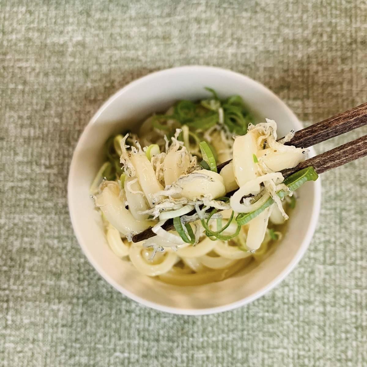 テーブルマーク公式の「じゃこパリパリうどん」のレシピ