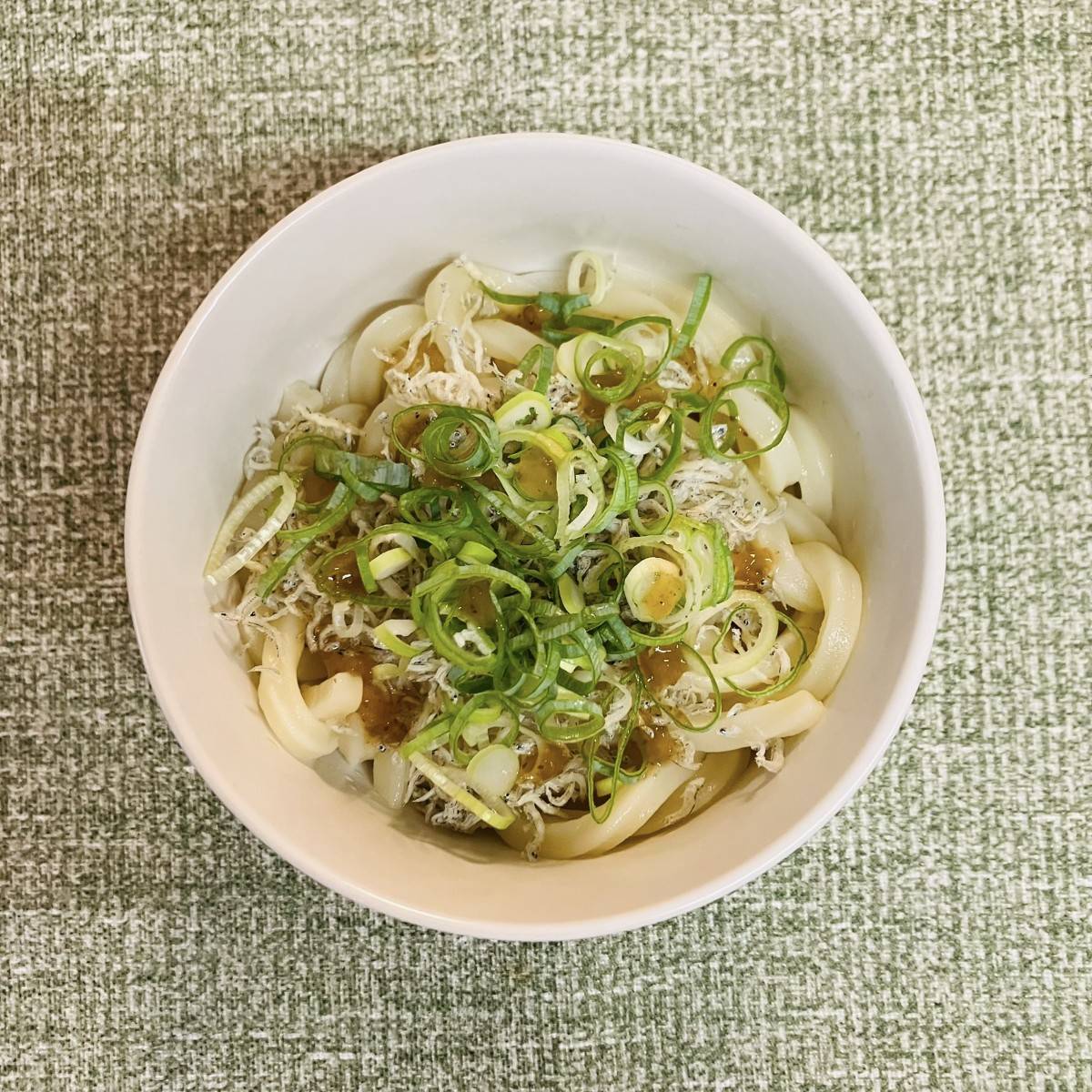 テーブルマーク公式の「じゃこパリパリうどん」のレシピ