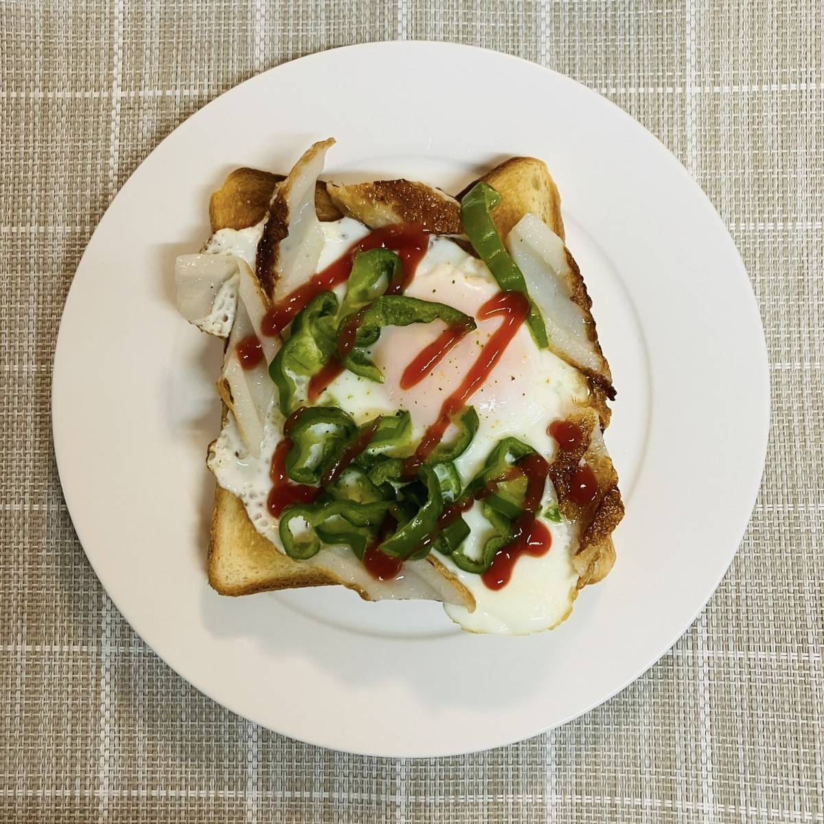 JAグループ公式の「ピーマンと目玉焼きのオープンサンド」のレシピ