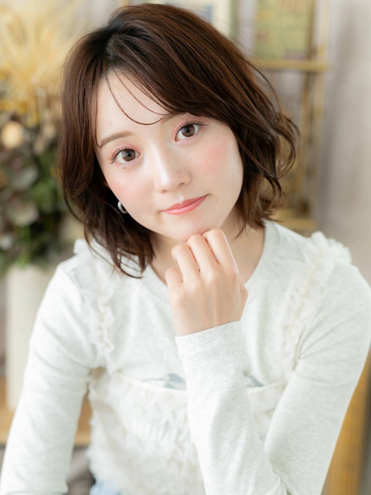 くすみベージュのゆるふわボブ