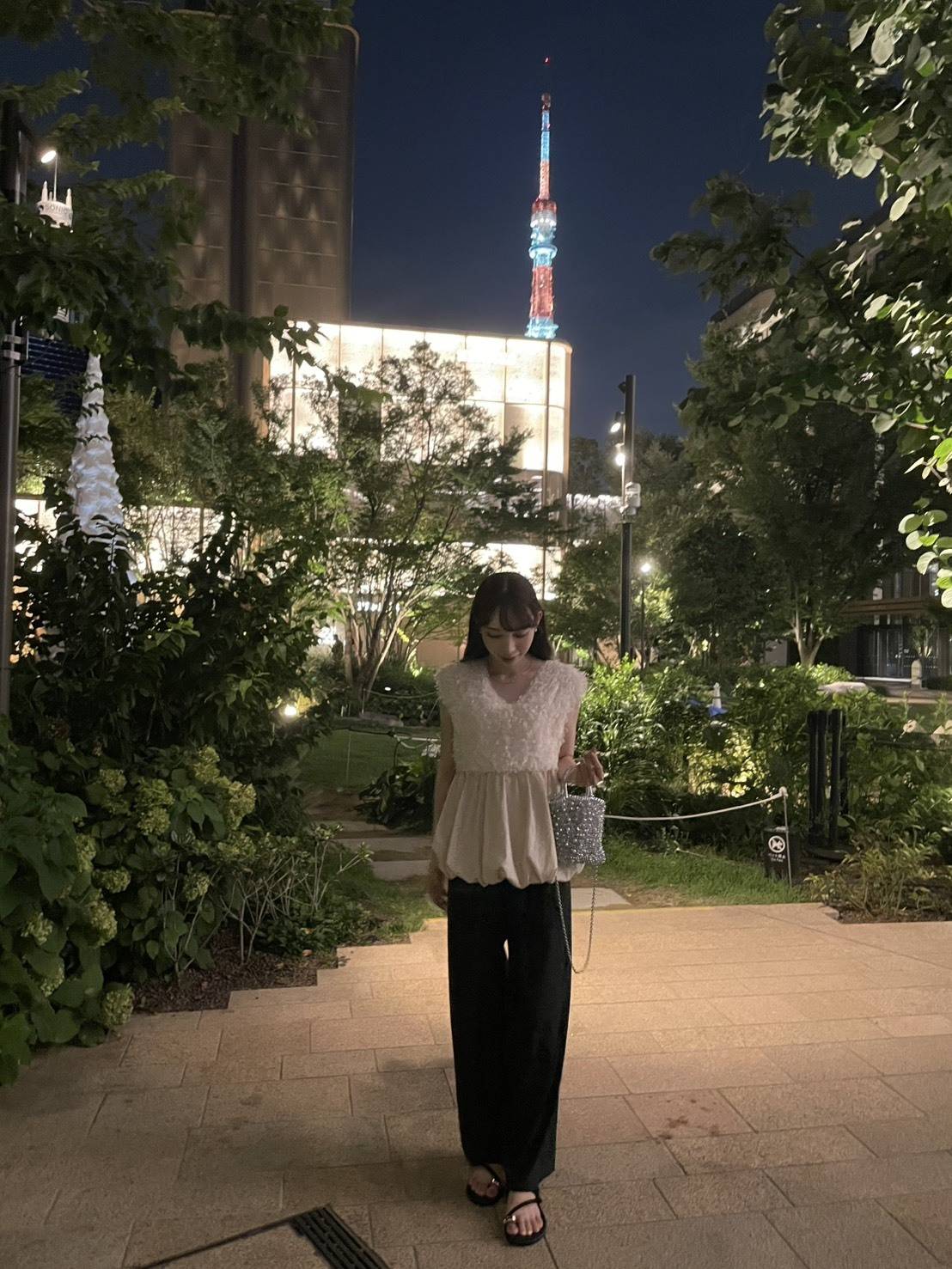 繊細なレースが目を惹く白トップスコーデ