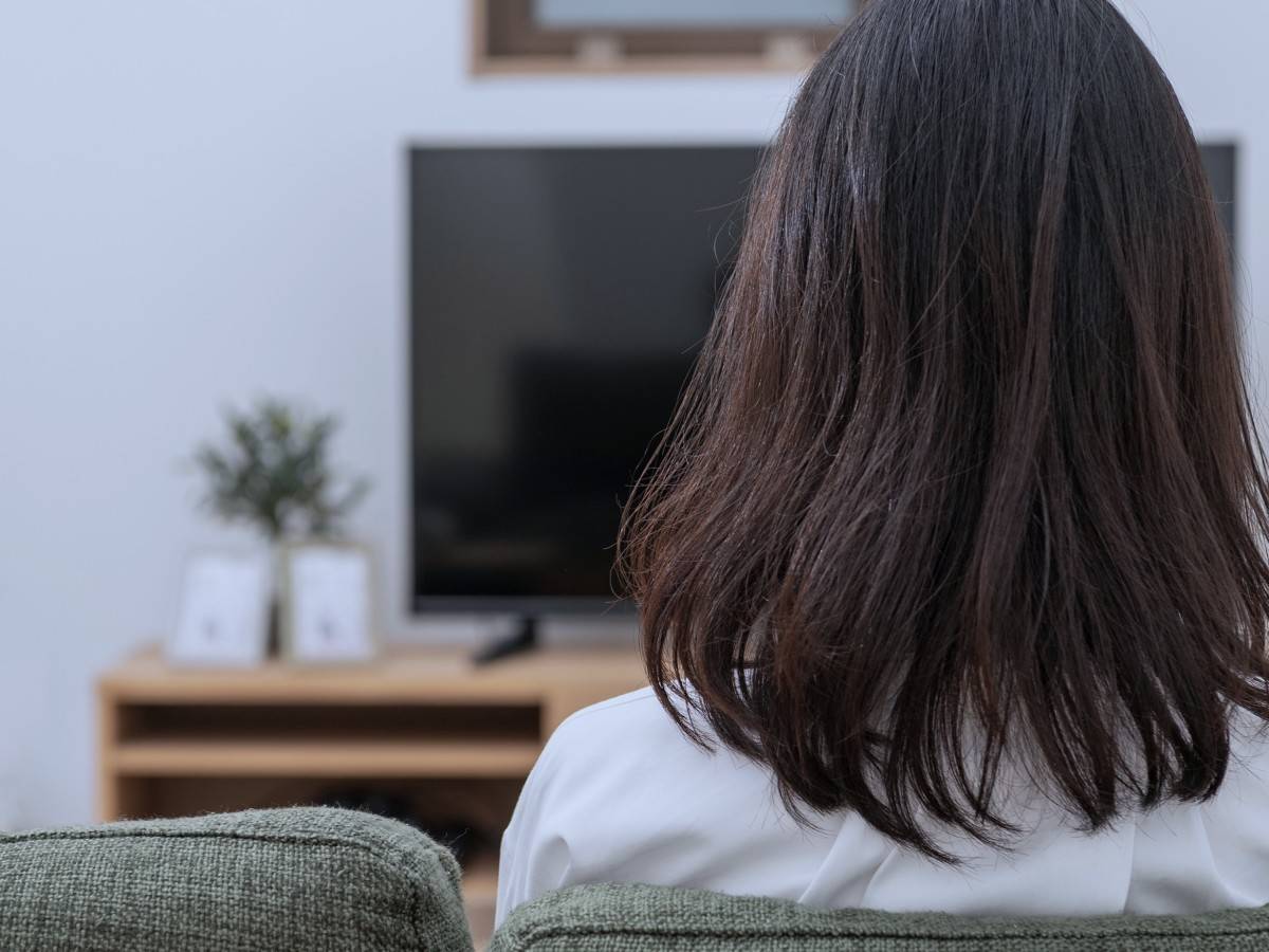 テレビを見る女性