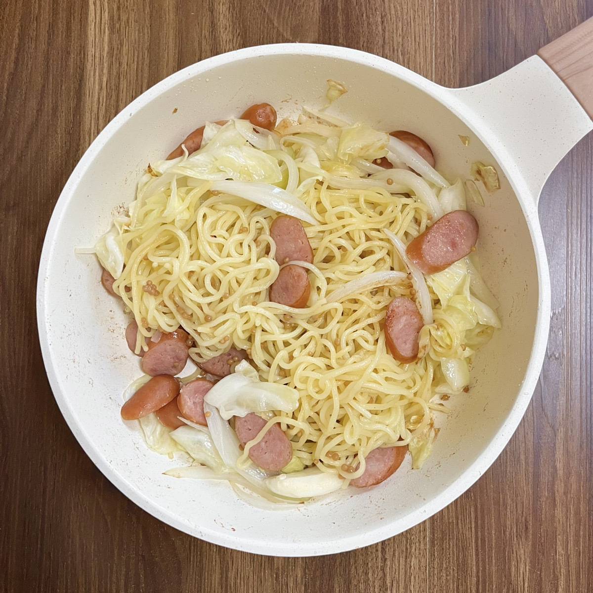 マルちゃん公式の「ソーセージとキャベツの粒マスタード焼そば」のレシピ