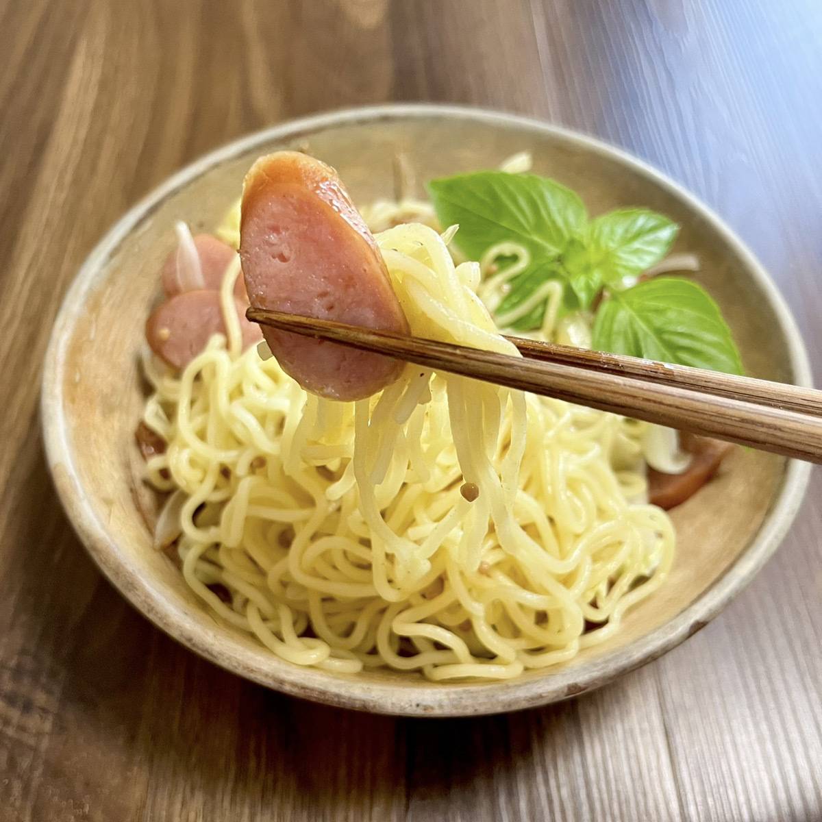 マルちゃん公式の「ソーセージとキャベツの粒マスタード焼そば」のレシピ