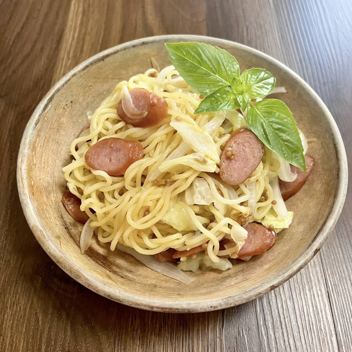 マルちゃん公式の「ソーセージとキャベツの粒マスタード焼そば」のレシピ