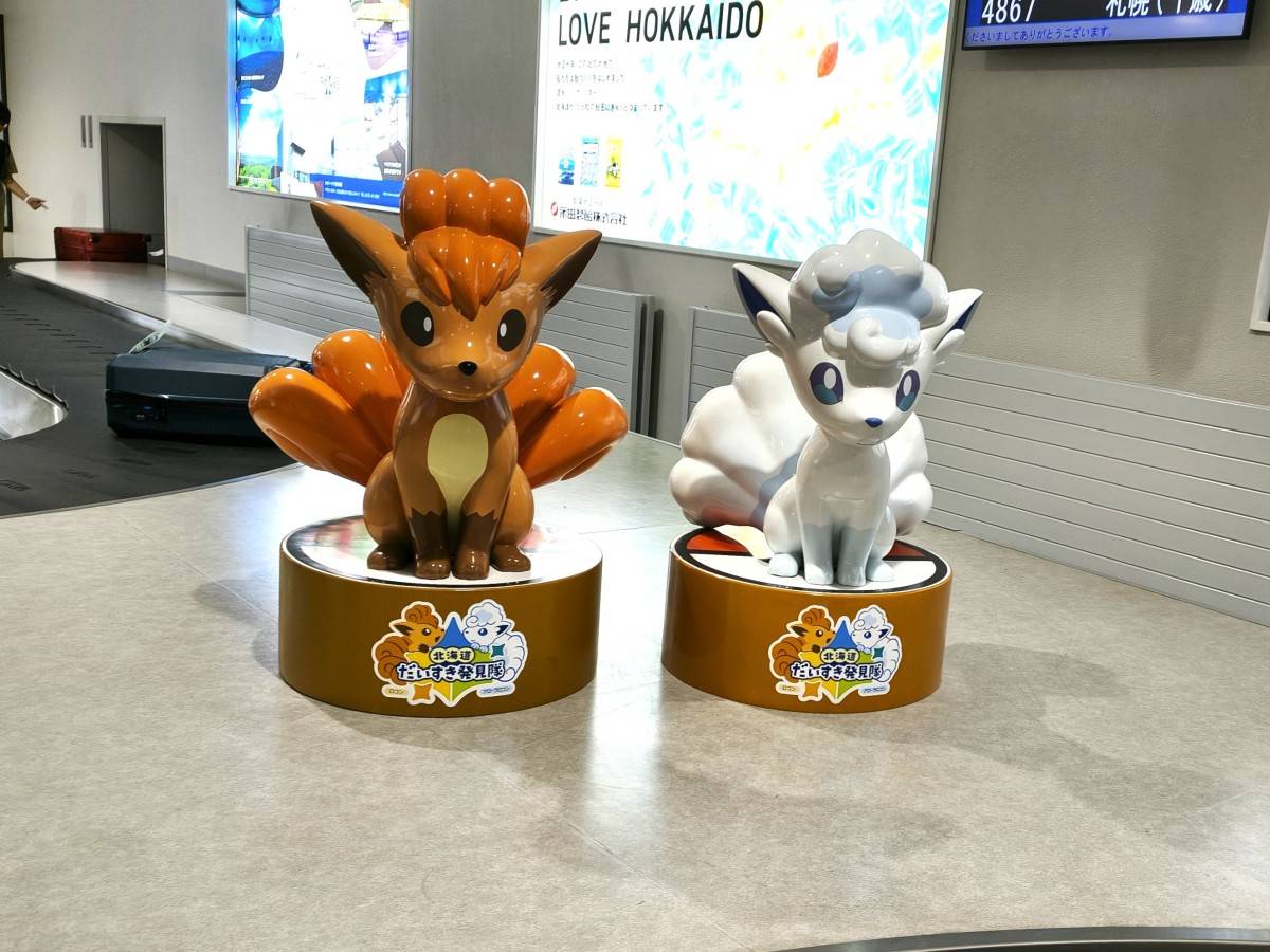 手荷物ターンテーブルとポケモンのモニュメント