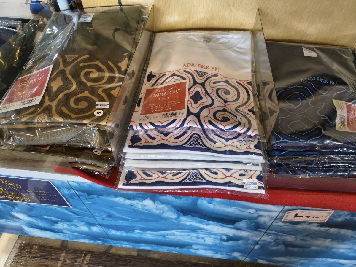 アイヌ文様が描かれたTシャツ