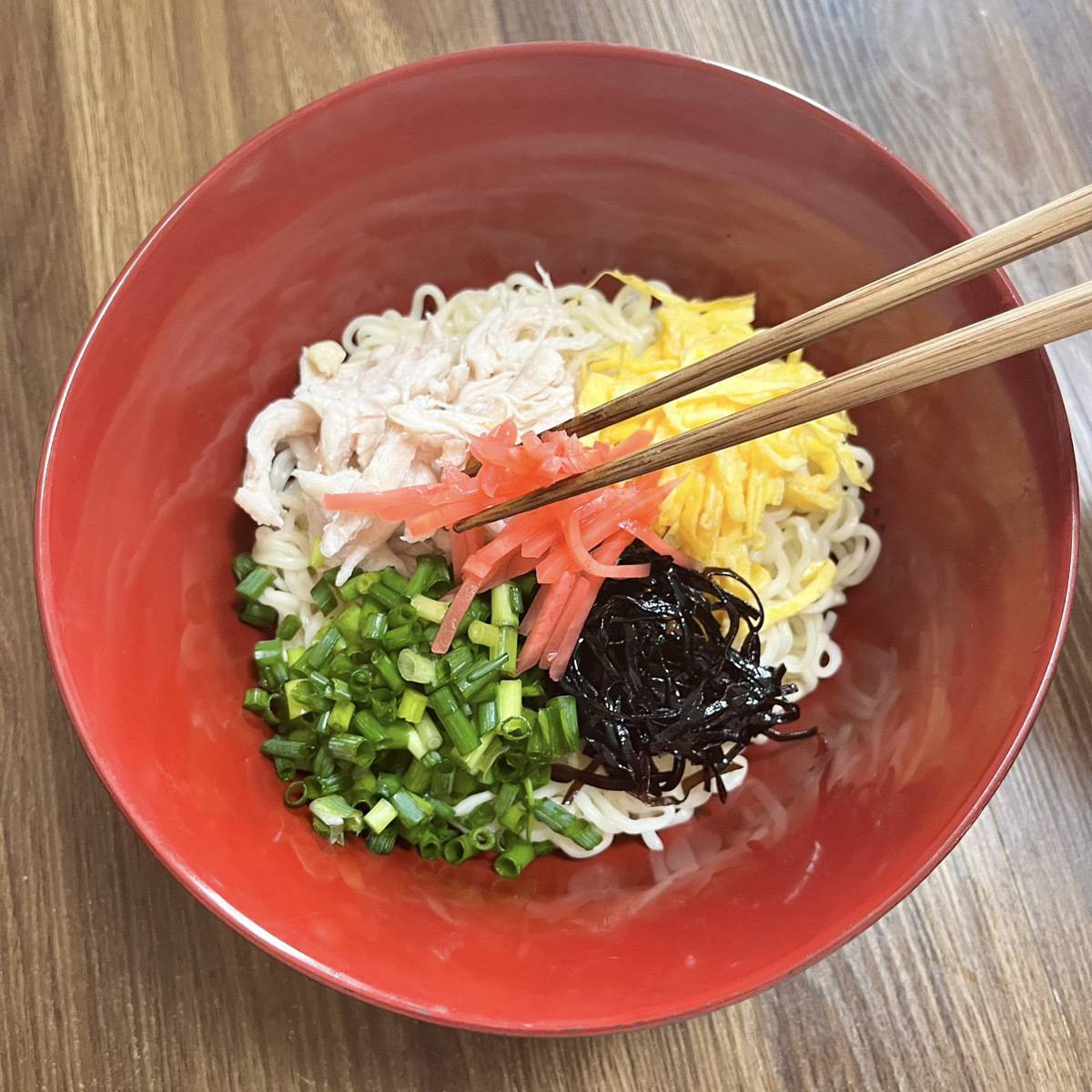 サッポロ一番公式の「これ一品でバランスバッチリ！鶏飯風らーめん」のレシピ