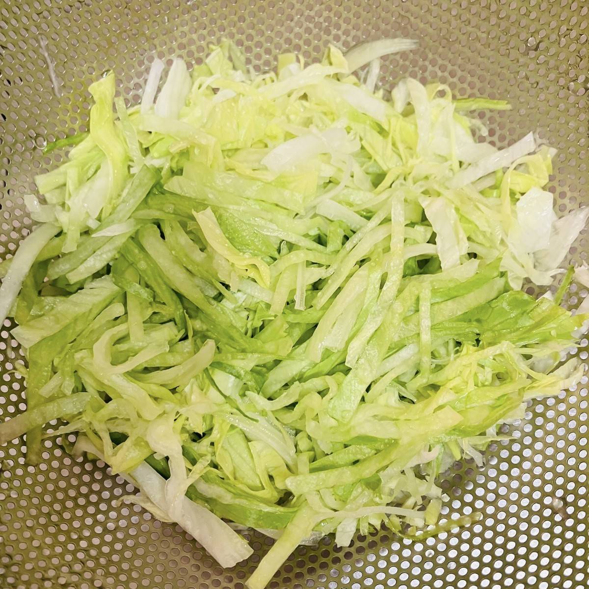 くらこん公式の「豆苗とツナの塩こんぶサラダ」のレシピ