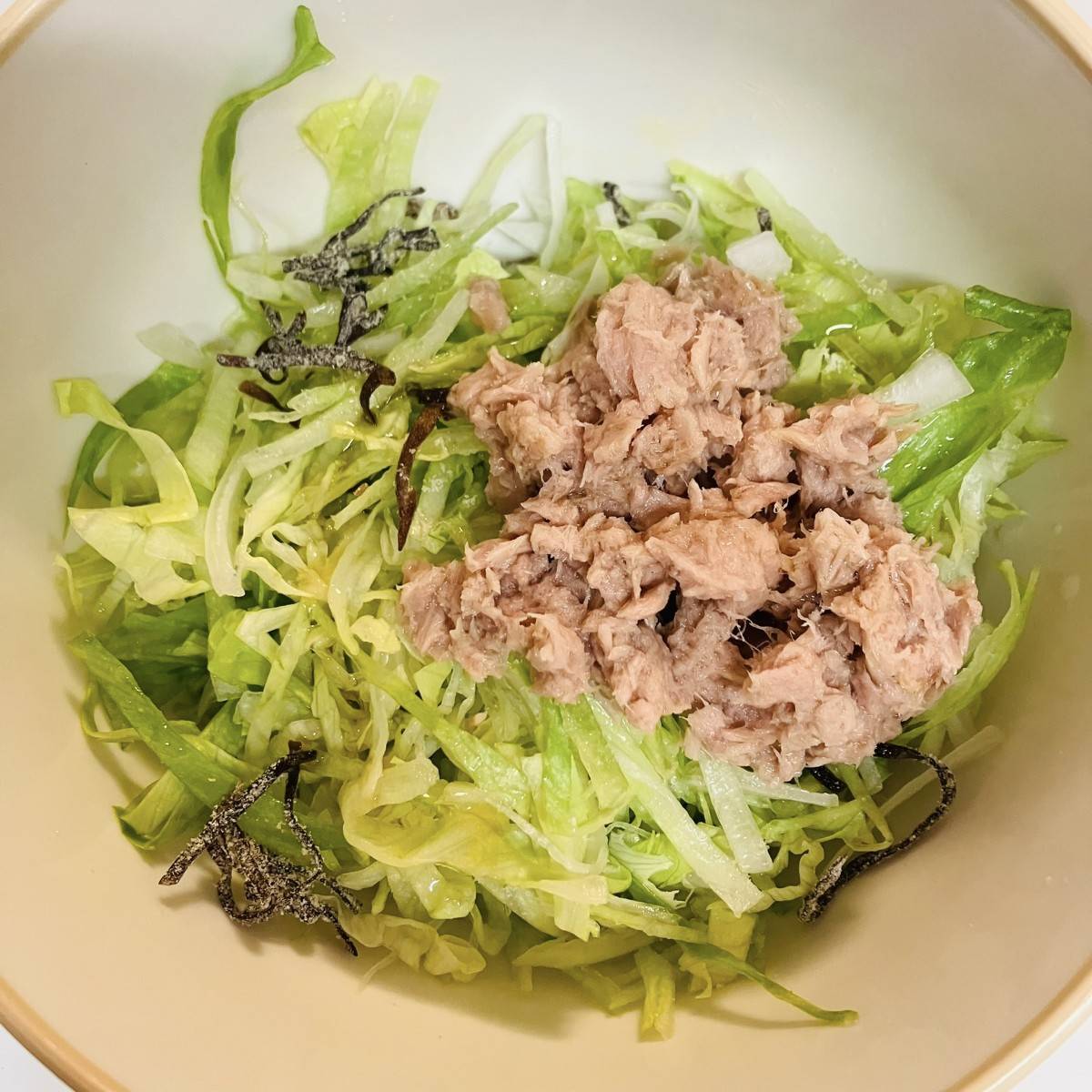 くらこん公式の「豆苗とツナの塩こんぶサラダ」のレシピ