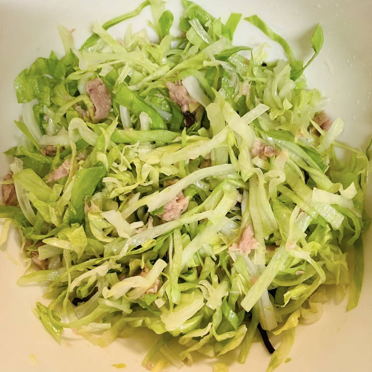 くらこん公式の「豆苗とツナの塩こんぶサラダ」のレシピ