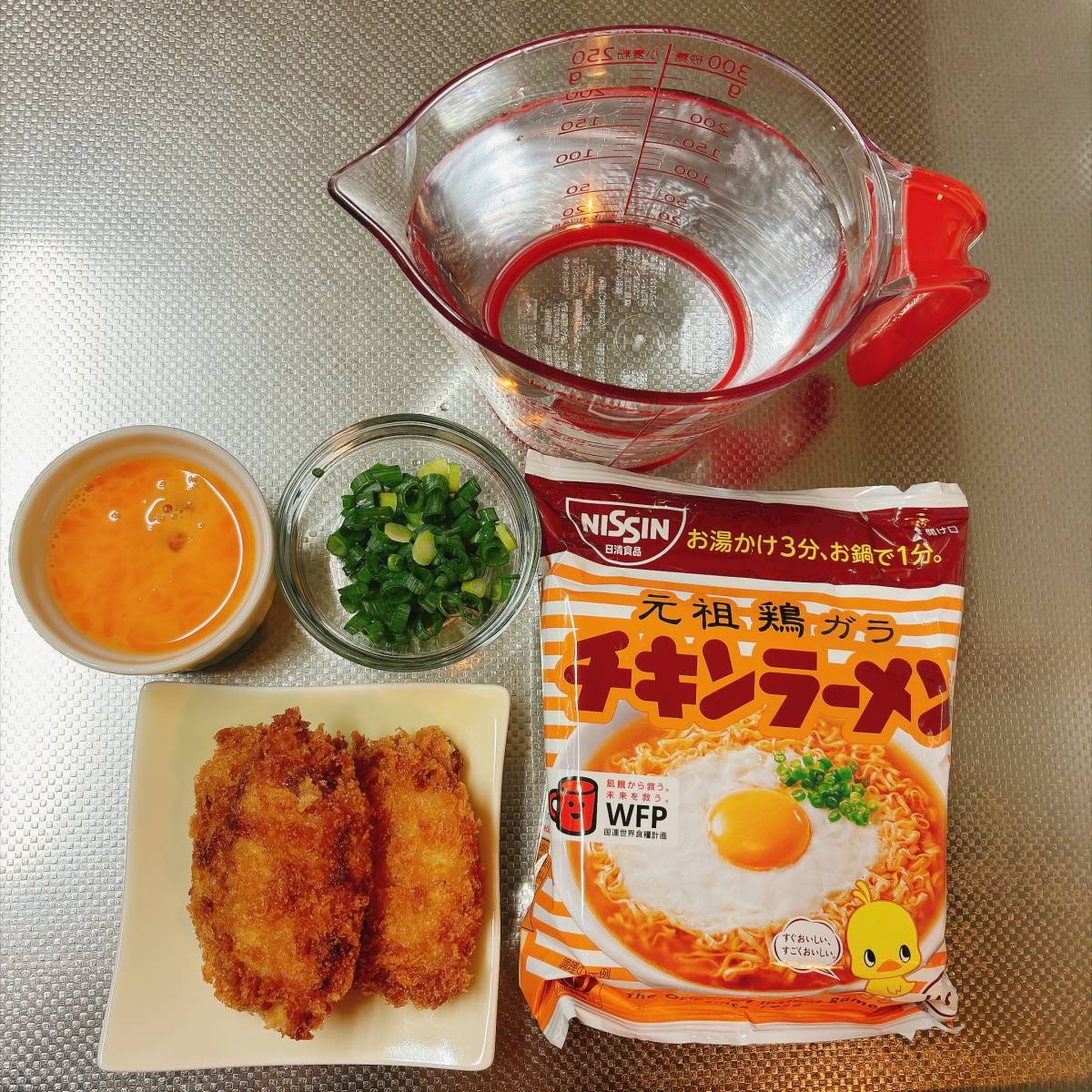 チキンラーメン公式の「神速！簡単焼き鳥缶のふわとろ親子丼風チキラー」のレシピ