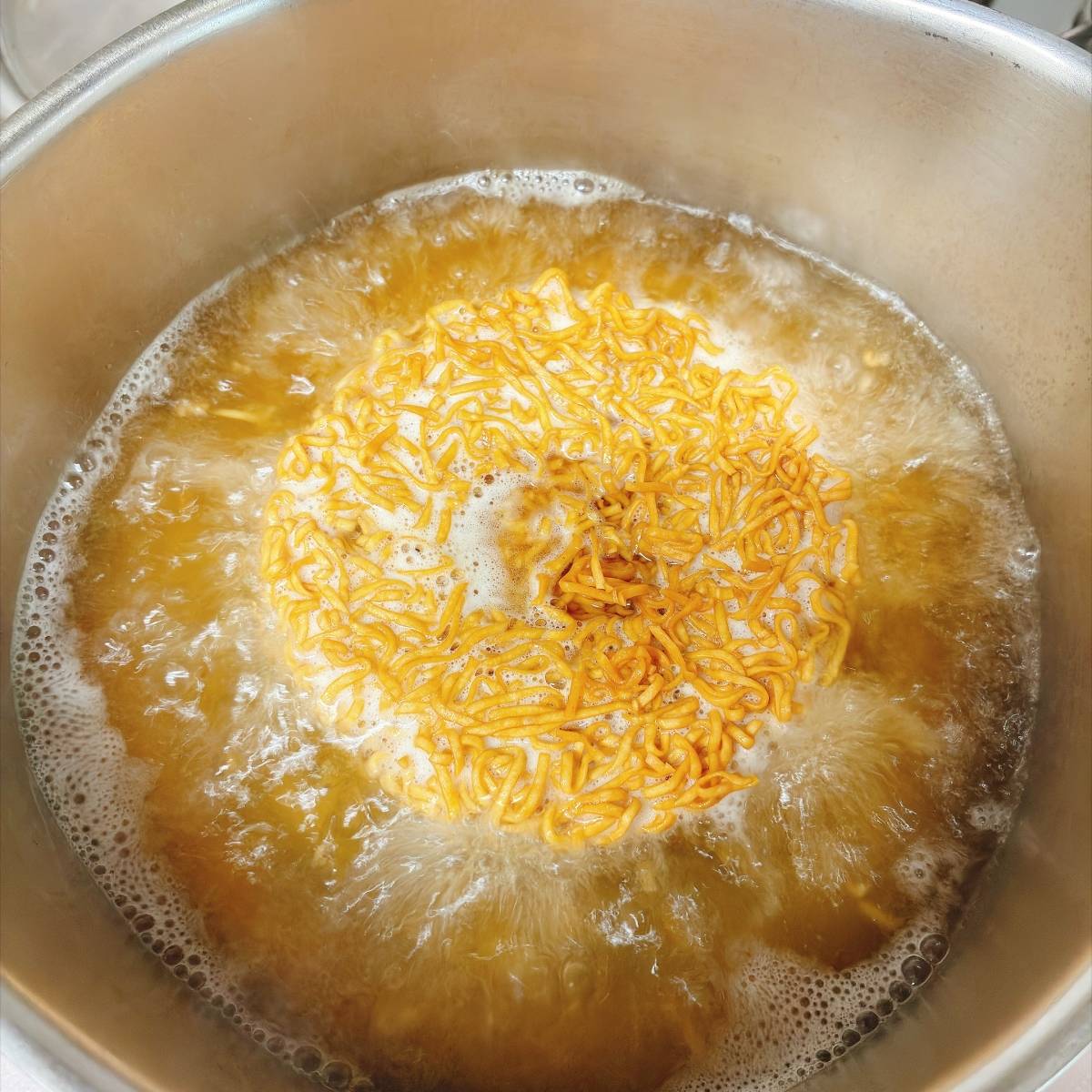 チキンラーメン公式の「神速！簡単焼き鳥缶のふわとろ親子丼風チキラー」のレシピ