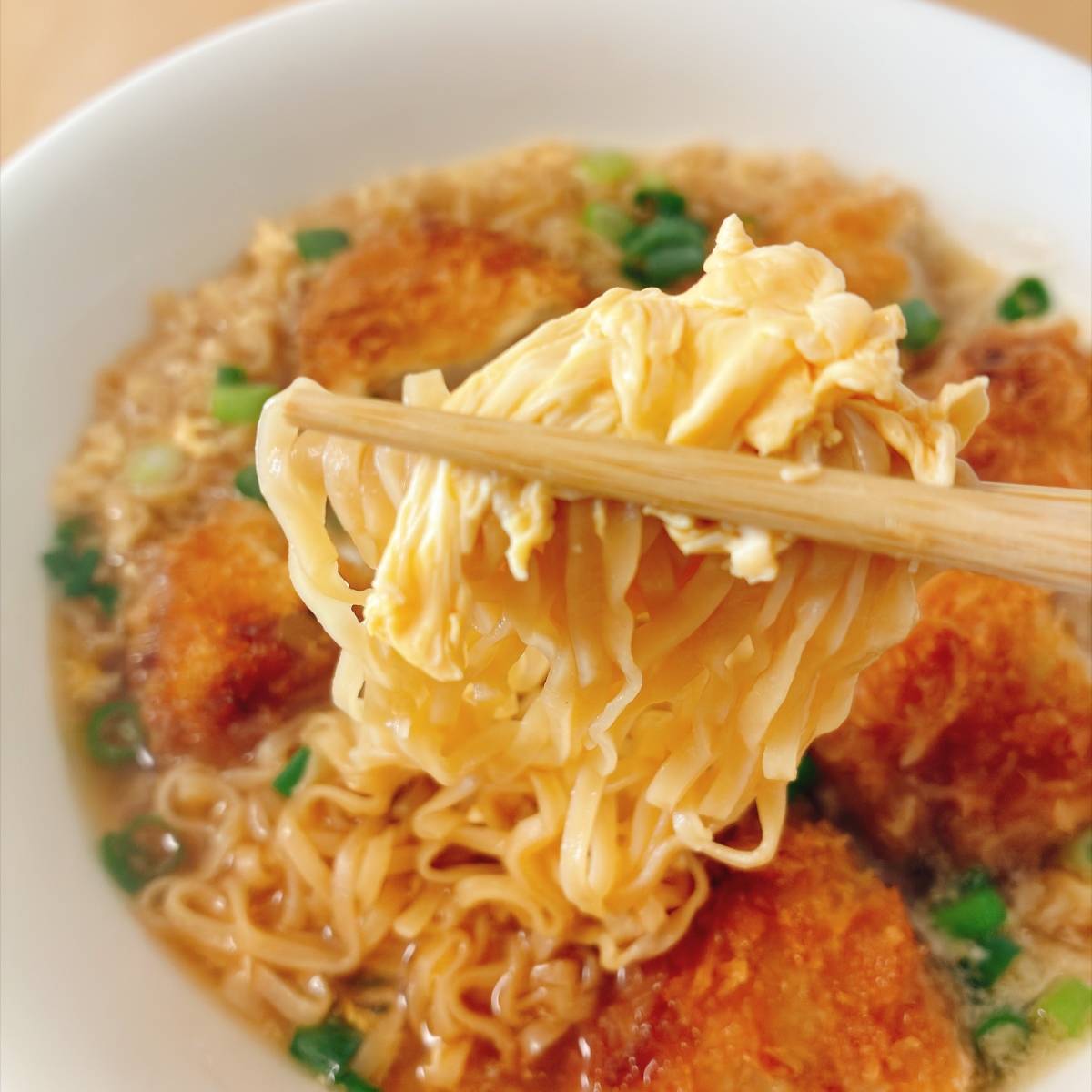 チキンラーメン公式の「神速！簡単焼き鳥缶のふわとろ親子丼風チキラー」のレシピ