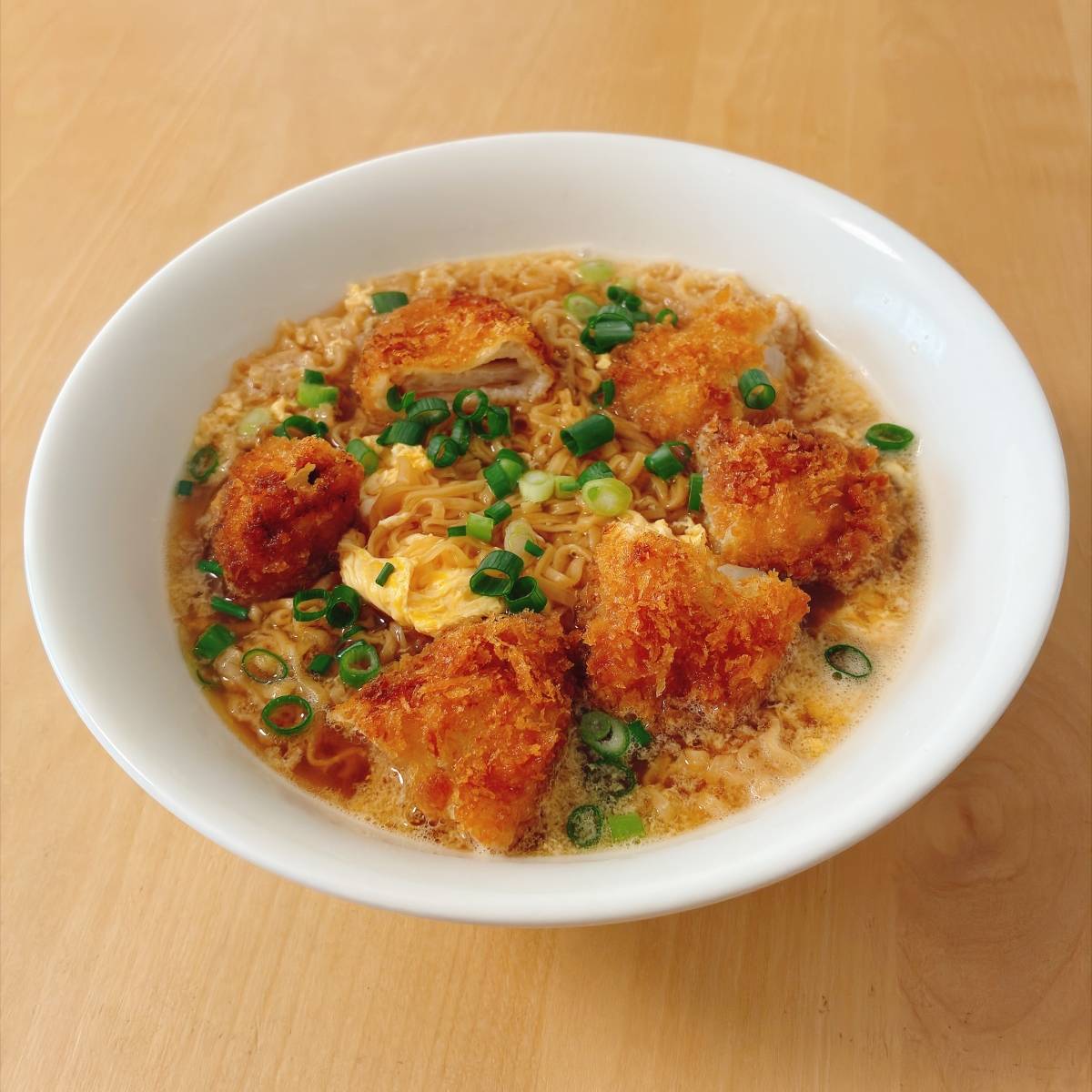 チキンラーメン公式の「神速！簡単焼き鳥缶のふわとろ親子丼風チキラー」のレシピ