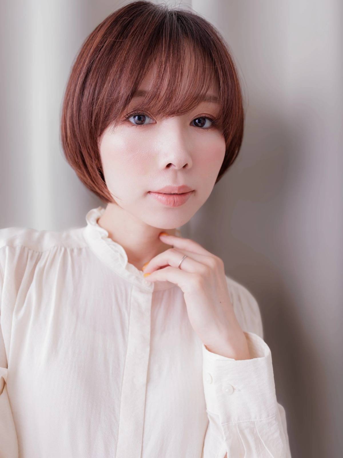 チェリーレッドカラーの丸みショート