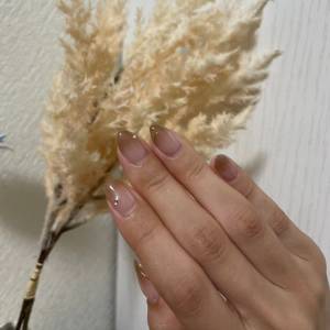 シンプルなのに印象的。「ヌーディーカラー」でつくる大人の透け感ネイル
