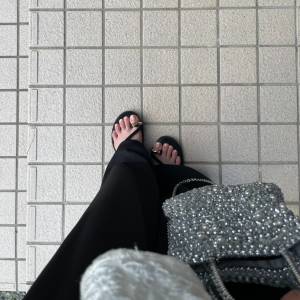 夏の足元は“華奢ストラップ”が正解♪毎日履きたくなる「ブラックサンダル」